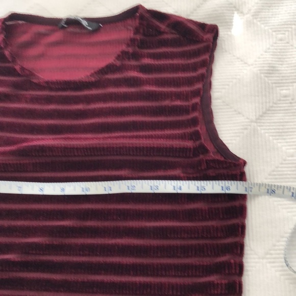 𝅺Charlie B Velvet Cutout Sleeveless Fitted Top Shell Deep Burgundy Size Small - Picture 4 of 7